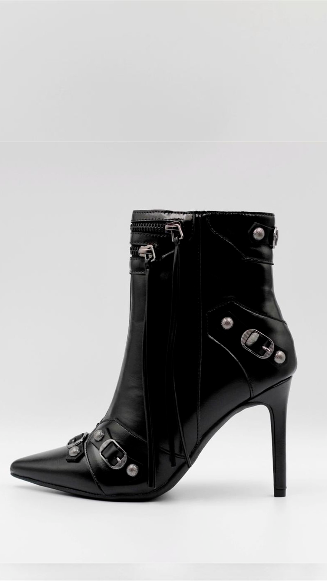Botin de aguja negro con hebillas