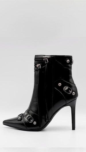 Botin de aguja negro con hebillas