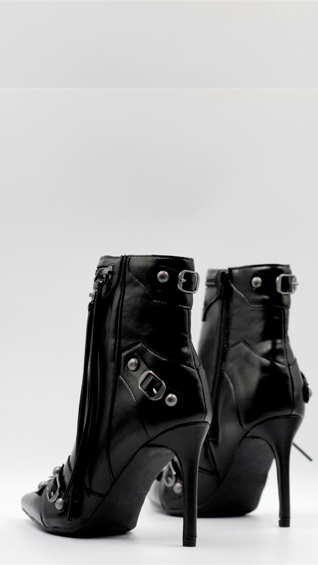 Botin de aguja negro con hebillas