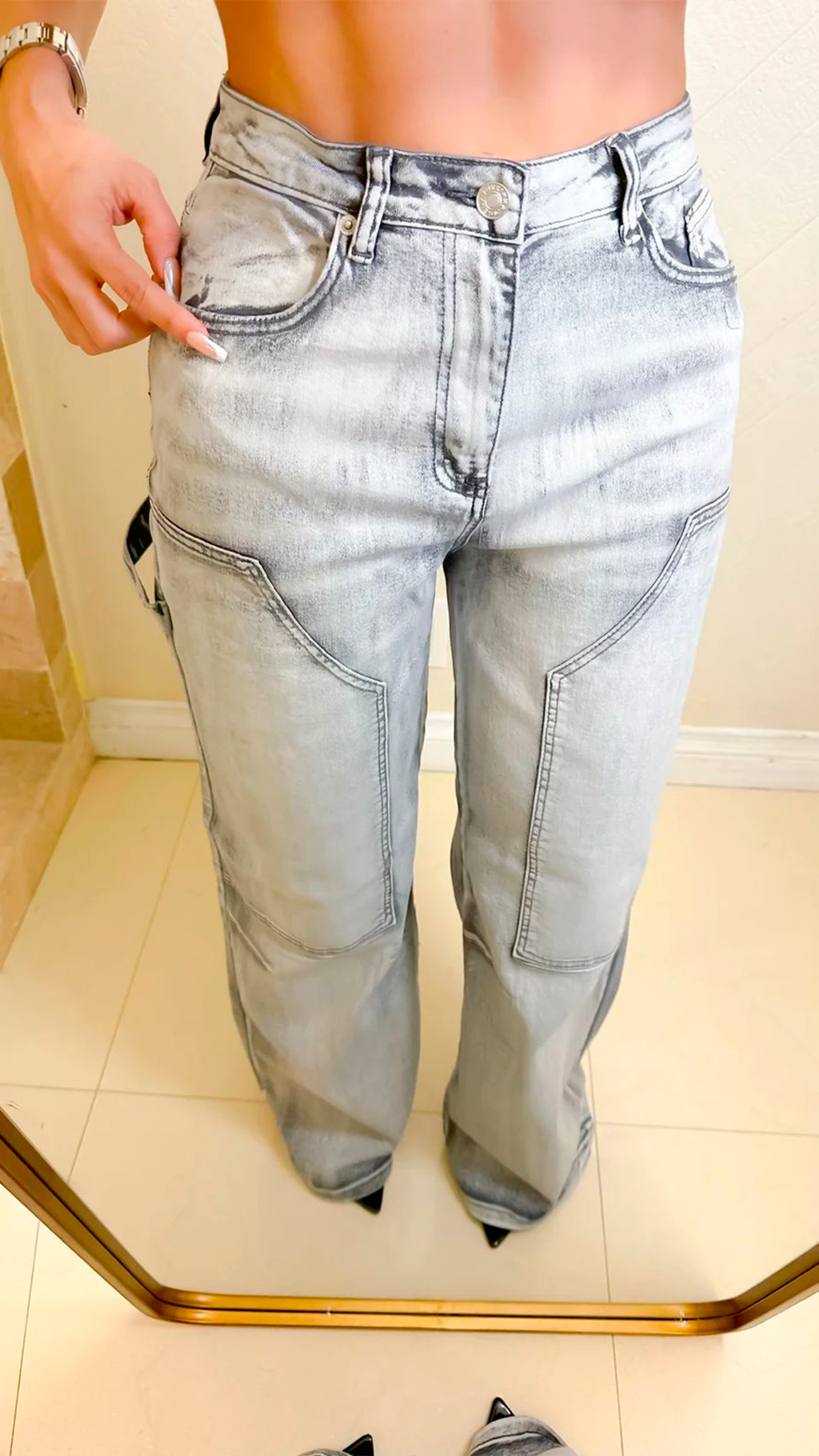 Pantalon tipo cargo gris